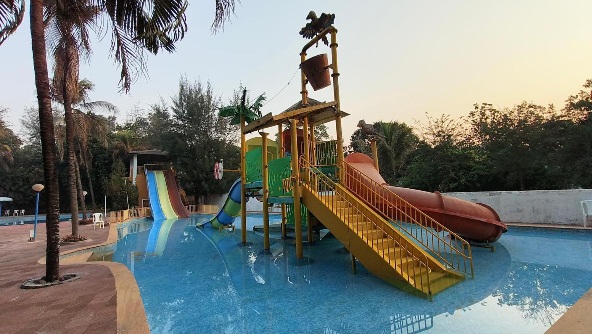Pinewood Resort Karjat Kültér fotó